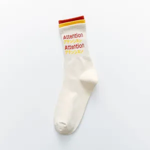 Chaussettes mi-hautes femme style Harajuku en coton avec motif tricoté attention et bord.