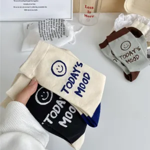 Baumwolle Mittelsocken mit süßem Lächeln und Buchstaben, bequeme Frühlingssocken.