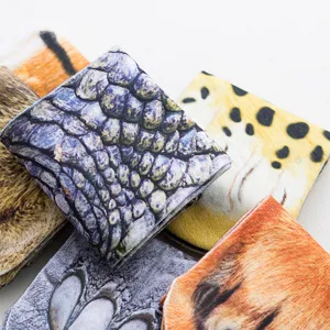 Detailansicht von 3D digital gedruckten Tierfell- und Pfotenmuster-Socken, weich, realistisch.
