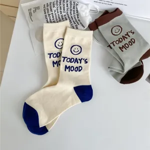 Bezaubernde Baumwollsocken mit Smiley-Druck und Buchstaben für Damen im trendigen Frühlingsstil.