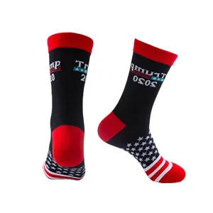 Trump 2020 Wahlkampf Thema Mittelsocken mit amerikanischer Flagge Stern Streifenmuster.