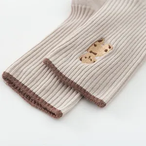 Nahaufnahme von japanischen süßen Cartoon bestickten Rippen-Mittelsocken in Beige.