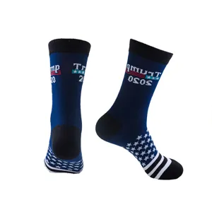 Blaue Wadenlange Socken mit US Flaggen Sternen und Trump 2020 Kampagne Grafikdruck.