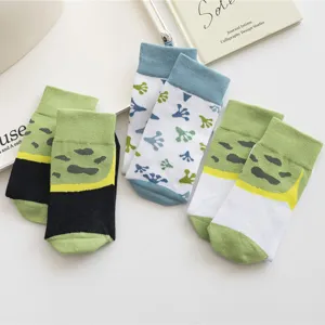 Niedliche lustige Frosch Tier Mittelsocken, Detailansicht kreativer grüner blauer Muster.