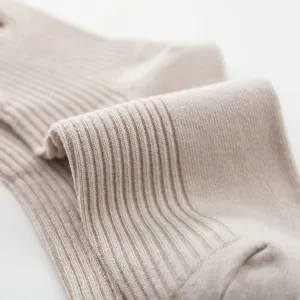 Nahaufnahme der weichen gerippten Damensocken in eleganter Milchkaffee-Farbe Textur.