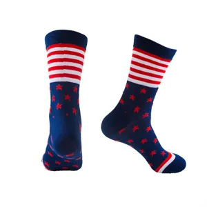 Bequeme Wadenlange Socken mit klassischen US-Flagge rot weissen Streifen und Sternen.