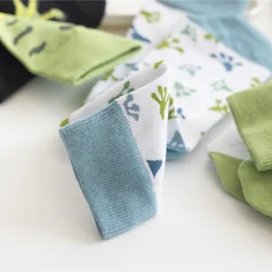 Detaillierte Nahaufnahme von niedlichen Froschmuster Baumwoll Crew Socken weich.