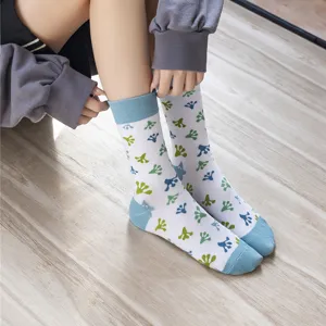 Süße Baumwollsocken mit Froschmuster in Wadenhöhe mit blauen Bündchen Detail.