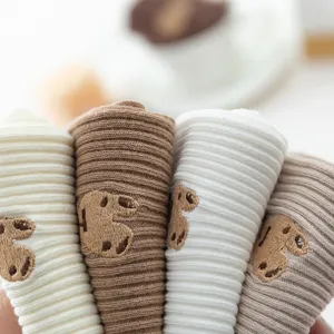 Damen Strick-Mittelsocken mit süßem gestickten Bären-Design, japanischer Stil Freizeitstrümpfe.