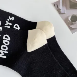 Detailansicht von schwarz-weißen Buchstaben gestrickten Socken, modische Freizeitsocken.
