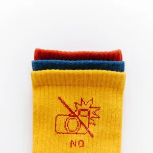 Gros plan détail de la manchette de chaussette en tricot jaune avec motif et bordure.