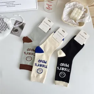 Nahaufnahme von Freizeitsocken mit Smiley-Gesicht und Buchstaben-Druck, weiches bequemes Material.