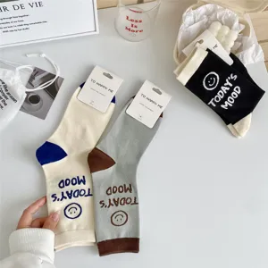 Detailansicht modischer Socken mit Buchstaben und süßem Smiley, sehr angenehm.