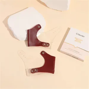 Gedetailleerde detailopname van transparant PVC make-up palet met lederen drukknoop voor schoonheid.