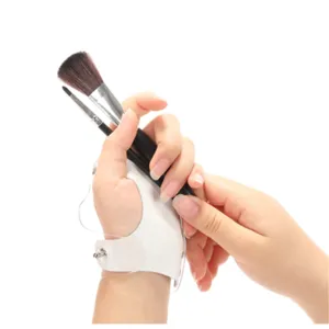 Gedetailleerd overzicht van het handgedragen make-up mengpalet met transparant pvc en witte leren band.