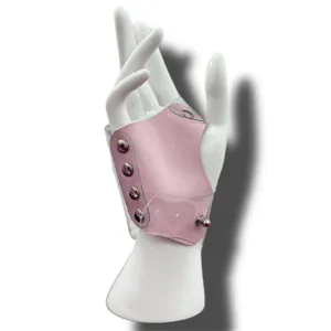 Transparante PVC en roze lederen handgedragen make-up mengpalet met drukknopen voor beauty.