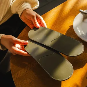 Bolsa de cuero ecológico para cubiertos de mesa, elegante estuche verde para cuchillos y tenedores.