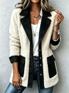 Detailopname van lamswollen patchwork cardigan jas met contrasterende zwarte revers en zakken.