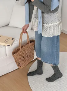 Chaussettes mi-mollet en coton gris avec de jolis motifs de chats et des details lettres.