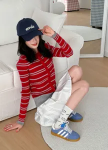 Vue détaillée de chaussettes en coton blanc de style japonais avec motifs de chats.