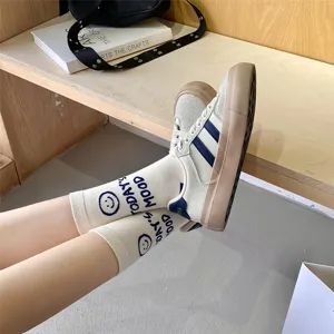 Bequeme Baumwoll-Mittelrohrsocken mit süßem Buchstabenprint für den täglichen Campus-Stil.