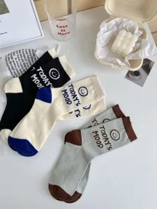 Detailansicht lässiger Baumwoll-Wadensocken mit Buchstaben-Print und farblich abgesetzten Absätzen.