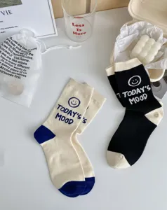 Baumwoll-Wadenstrümpfe mit Buchstabenprint, lässige College-Stil Stricksocken.