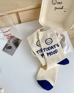 Baumwoll-Wadensocken mit Smiley-Buchstaben-Druck, süßer Vintage-Casual-Stil für den Alltag.