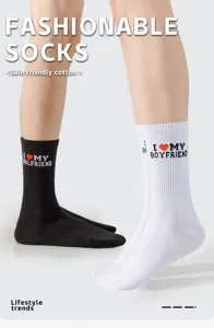 Bequeme Baumwoll-Paarsocken mit süßen Buchstaben-Prints in klassischem Schwarz-Weiß.