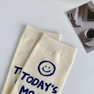 Baumwoll-Mittelsocken für Damen, mit süßem Buchstaben- und Smiley-Druck, lässiger Stil.