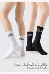 Bequeme Baumwoll-Paar-Crew-Socken mit süßem Buchstabenprint, weich und stilvoll im Alltag.