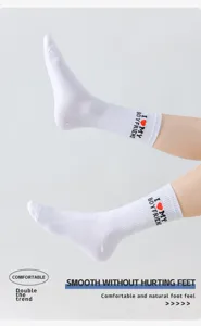 Detailansicht bequemer weißer Baumwoll-Paarsocken mit Buchstabenmuster und weichem Tragegefühl.