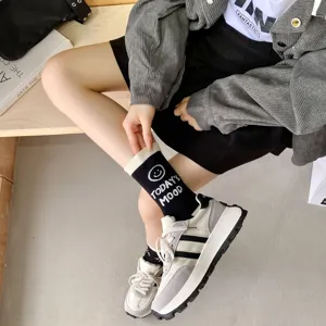 Süße Smiley Brief Mitte Tuben Socken schwarz weiß lässig Vintage Studenten Stil Socken