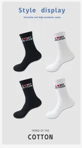 Baumwoll-Paarsocken mit gestickten Liebesbriefen, bequemes Set in Schwarz und Weiß.