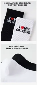 Bequeme Paarsocken aus Baumwolle mit niedlichen gestickten Buchstaben und hohem Tragekomfort.