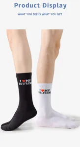 Detailansicht modischer Paar-Baumwollsocken mit niedlichen bestickten Liebes-Mustern.