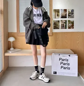 Detailansicht von Preppy-Stil schwarz-weißen Wadenstrümpfen mit modischem Buchstaben.