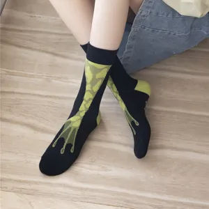 Funny frog patterned mid-calf socks for women and men, cute cartoon style cotton knit socks.