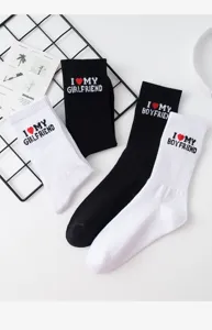 Paar Baumwollsocken Detail mit niedlicher Buchstabenstickerei und Herzdesign für Alltag.