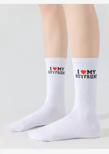 Weisse Baumwoll-Mittelsocken für Paare mit Stickerei, bequem und stilvoll für den Alltag.