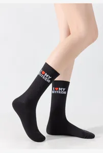 Schwarze Baumwollsocken in Wadenlänge mit 'I love my boyfriend' Text und rotem Herzprint.