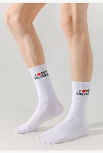 Detailansicht von weißen Baumwollsocken mit niedlichem Herz- und Buchstaben-Print.