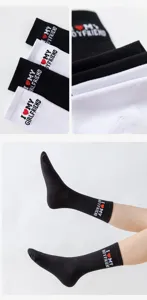 Paar Baumwoll-Wadensocken mit süßer Liebesbrief-Stickerei, bequem und stilvoll für den Alltag.