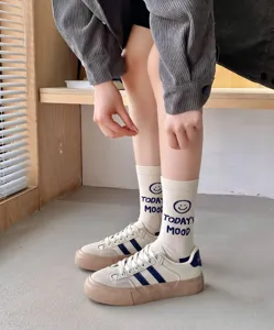 Bequeme Baumwoll-Mittelsocken mit Buchstaben-Druck und tollem Smiley-Design für Damen Frühlingsmode.