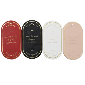 Détail du marque-page ovale en cuir PU avec marquage à chaud doré et divers coloris.