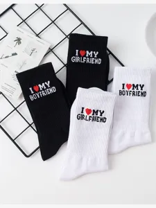 Paerchen Baumwollsocken mit besticktem Buchstaben Design, schwarz und weiss Mid-Tube Stil.