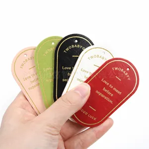 Gros plan de marque-pages en cuir ovales avec marquage à chaud et détails des étiquettes en PU.