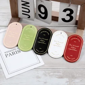 Marques-pages ovales en cuir PU avec marquage à chaud, étiquettes suspendues colorées.
