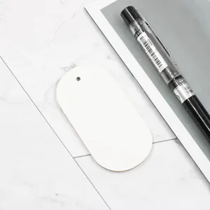 Vue détaillée d'un élégant marque-page ovale en cuir PU avec trou de suspension.