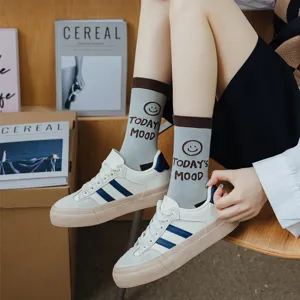 Lässige Damen Mittelsocken aus Baumwolle, süßes Smiley-Buchstaben-Design, stylische Frühlingsmode.